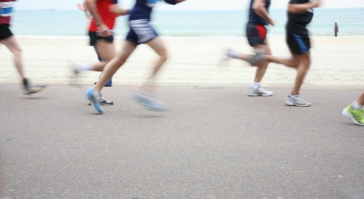 runners-on-beach